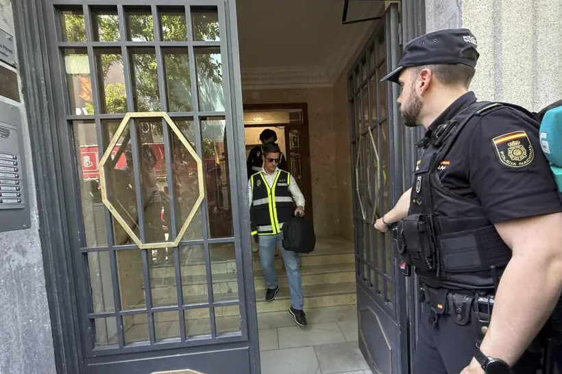 Una caja fuerte en el despacho de Zapatero, móviles y agendas: el material intervenido por la Policía en el 'caso Plus Ultra'