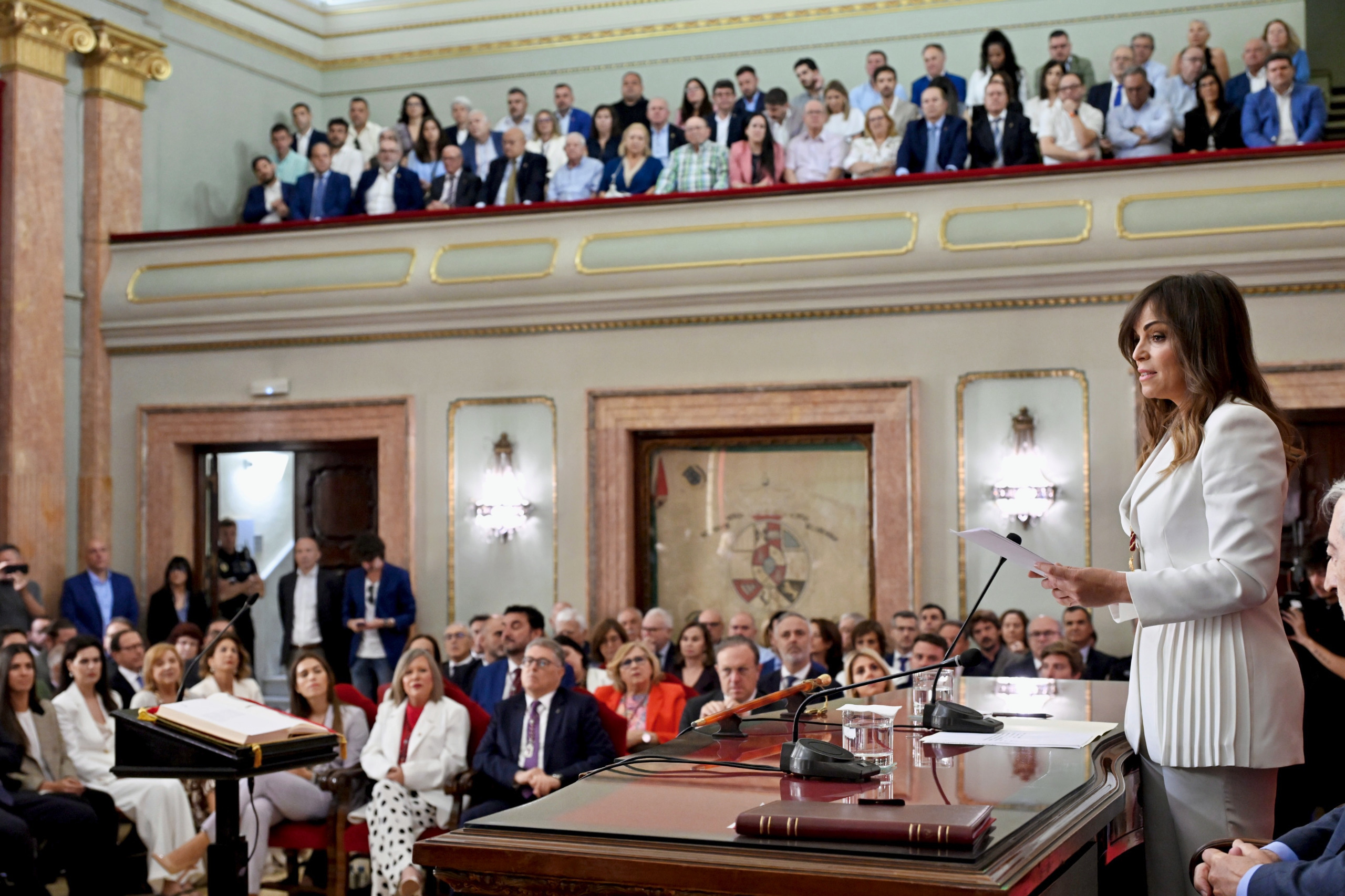 La alcaldesa de Murcia, Rebeca Pérez, interviene durante la sesión de investidura celebrada este viernes.