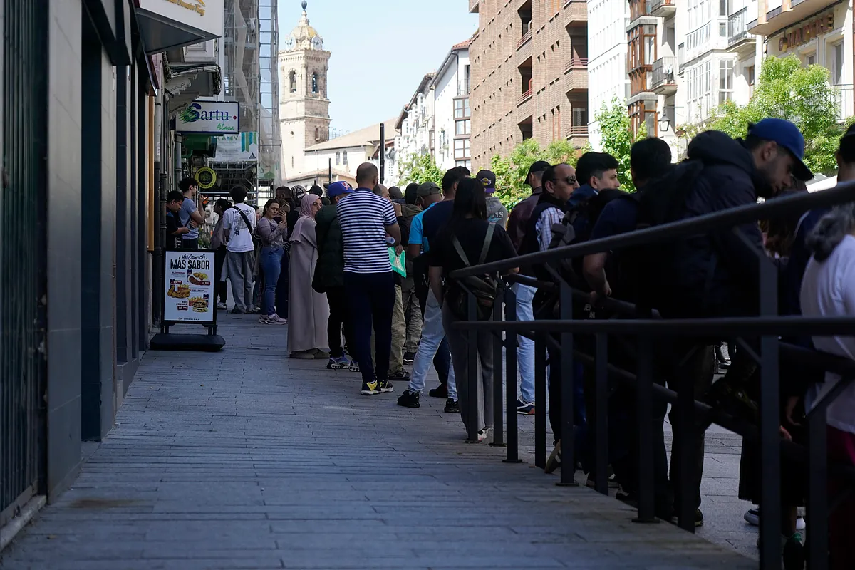 El Supremo rechaza la suspensión cautelar de la regularización masiva de inmigrantes mientras estudia los recursos