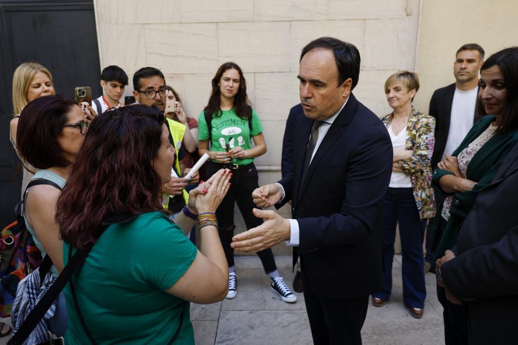 El presidente Juanfran Pérez Llorca dialoga con profesores en huelga.