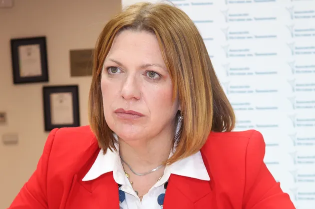 La Asociación de Víctimas del Terrorismo elige a Lucía Ruiz, testigo del atentado de ETA contra la casa-cuartel de Zaragoza en 1987, como nueva presidenta