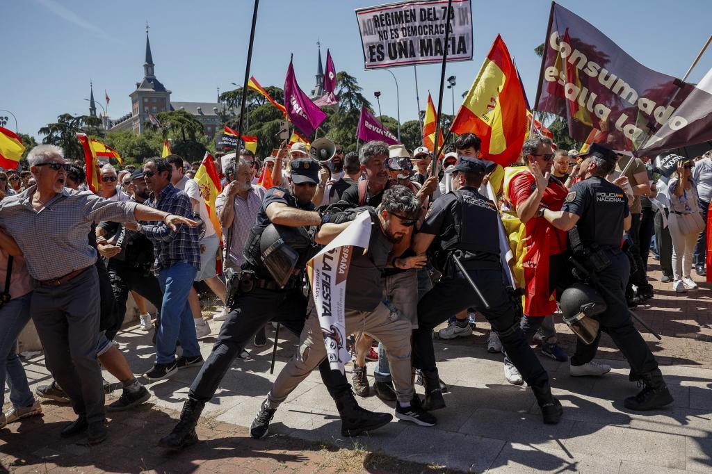 La Policía trata de contener a algunos de los participantes en la protesta, al término de la misma.