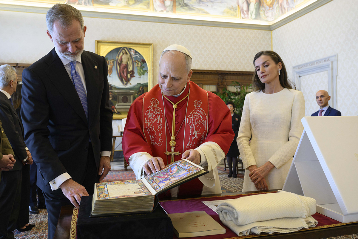 Los Reyes de España y el Papa León XIV, en un encuentro en El Vaticano el pasado marzo.