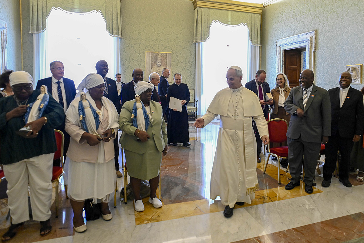 El Papa León XIV, durane una audiencia en El Vaticano con unas religiosas.