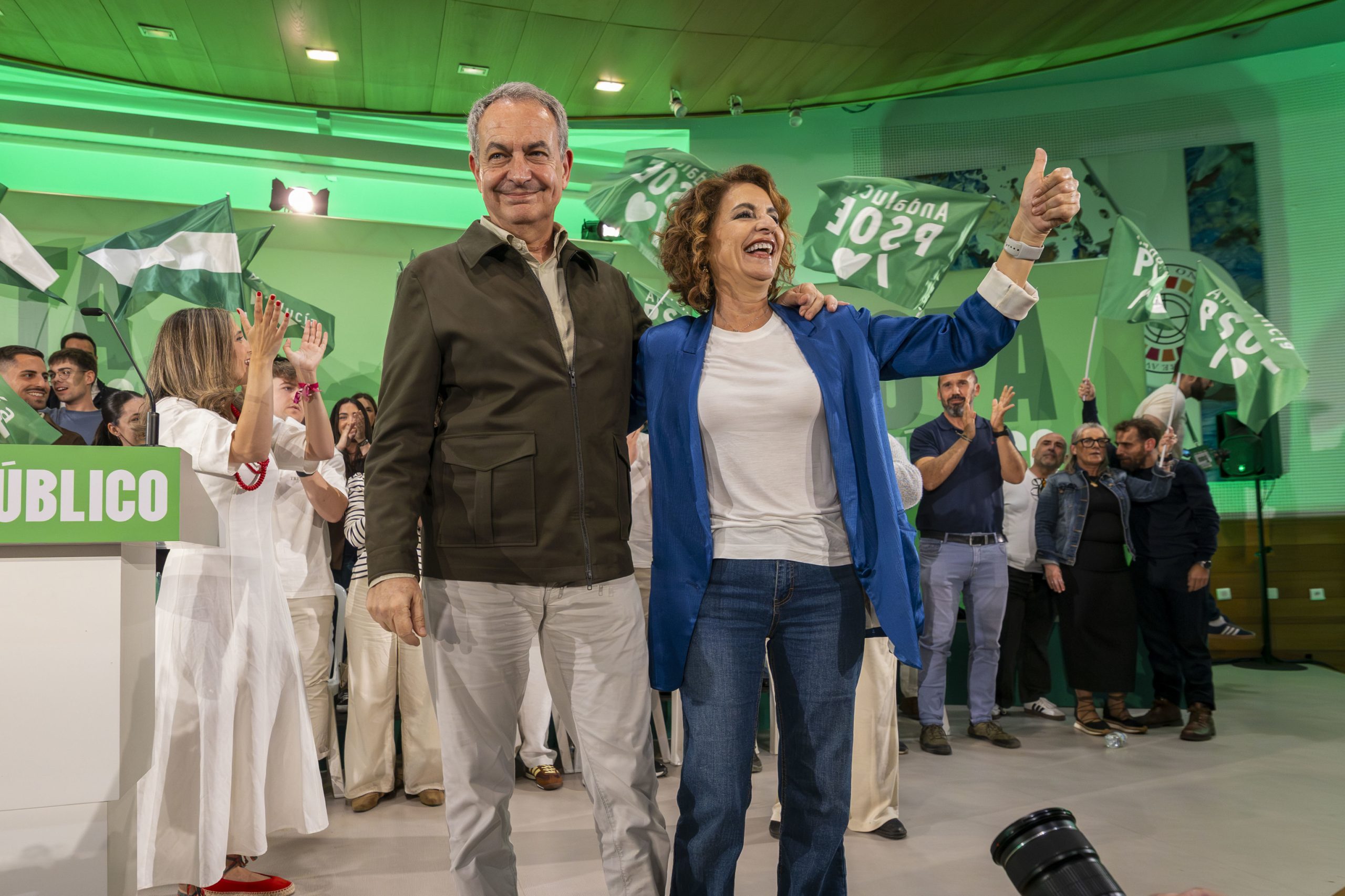 La secretaria general del PSOE-A, María Jesús Montero, con el ex presidente Rodríguez Zapatero en un acto de campaña.