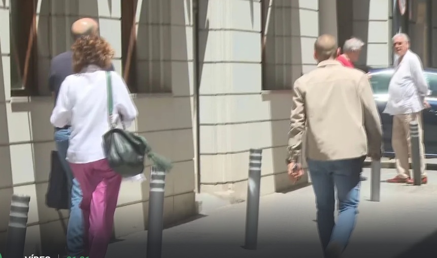 Montero, saliendo de la sede del PSOE-A por una puerta trasera el lunes 18.