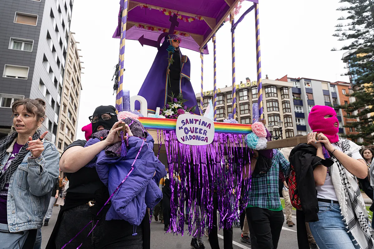 Un juzgado abre diligencias por la exhibición el 8M de una virgen 'queer' en Villaviciosa (Asturias)