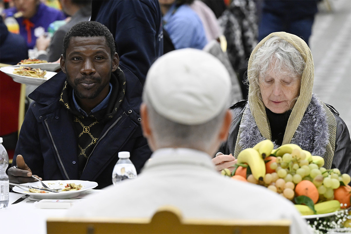 León XIV almuerza con personas pobres, a quienes pone en el centro de la Iglesia.