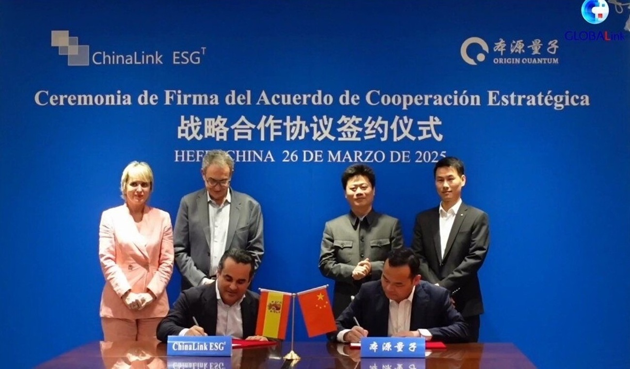 Zapatero, Javier Romero y Carme Artigas durante la firma del acuerdo de colaboración con Origin Quantum en marzo de 2025.