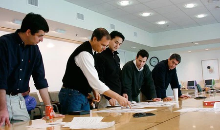 Steve Jobs dando feedback en una revisión de producto en 1999