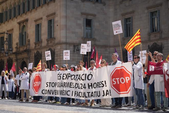 Unos 400 médicos se vuelven a concentrar en Barcelona y reclaman a Salut que se reúna con ellos: «La inacción es una decisión política»