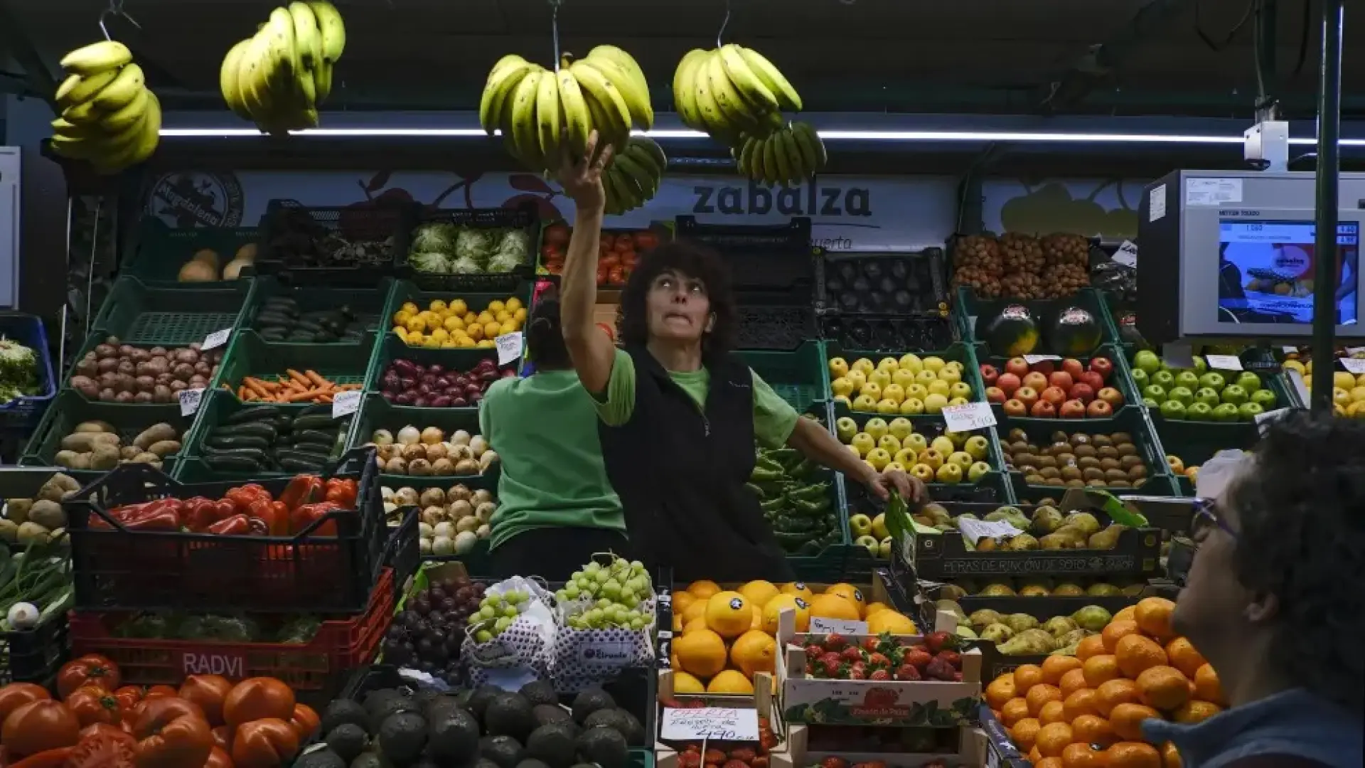 El INE confirma que la inflación se moderó al 3,2% en abril y adelanta un mes el fin de la rebaja fiscal a la luz