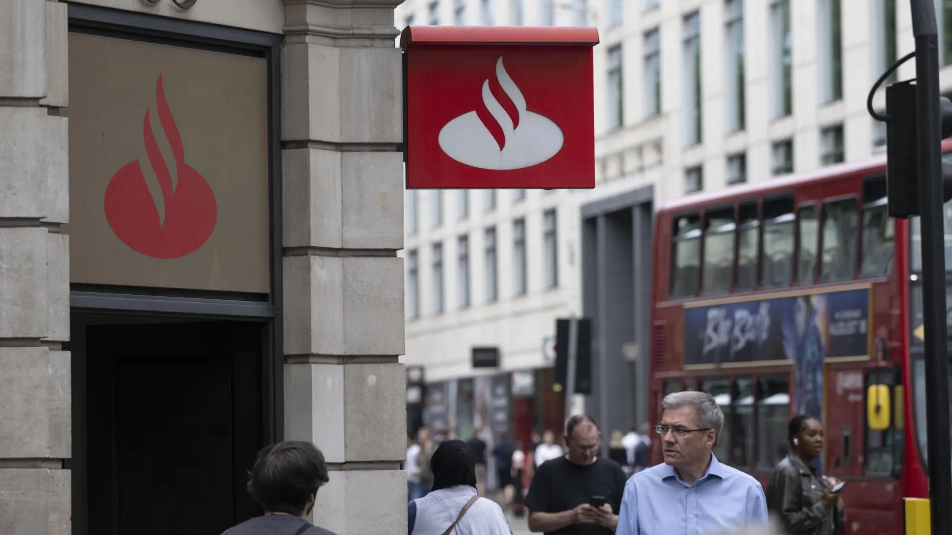 Banco Santander compra al Sabadell su filial británica TSB por 3.000 millones de euros
