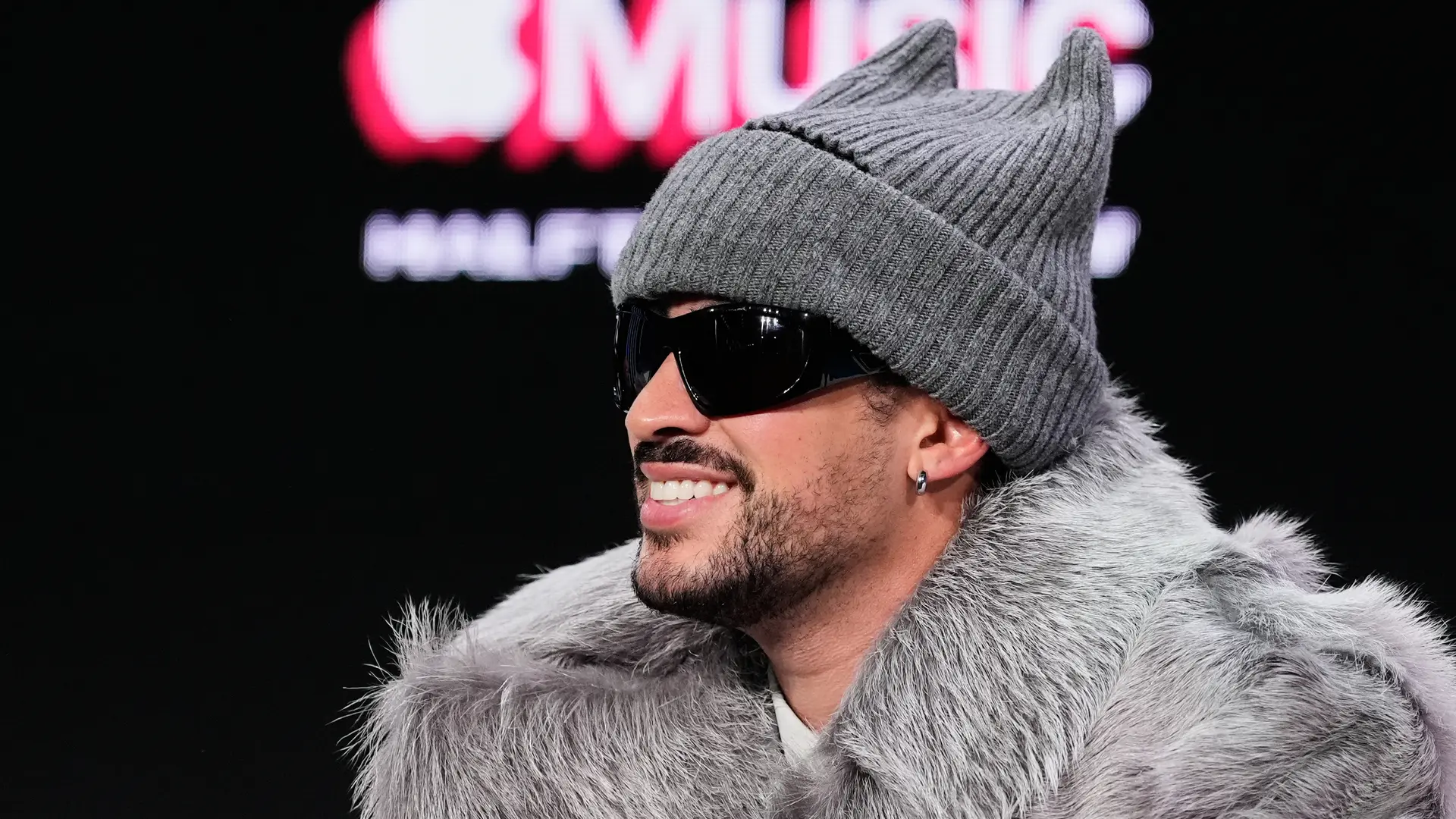 Bad Bunny desata la locura al salir de un Zara en Puerto Rico cargado de bolsas con ropa de su colección