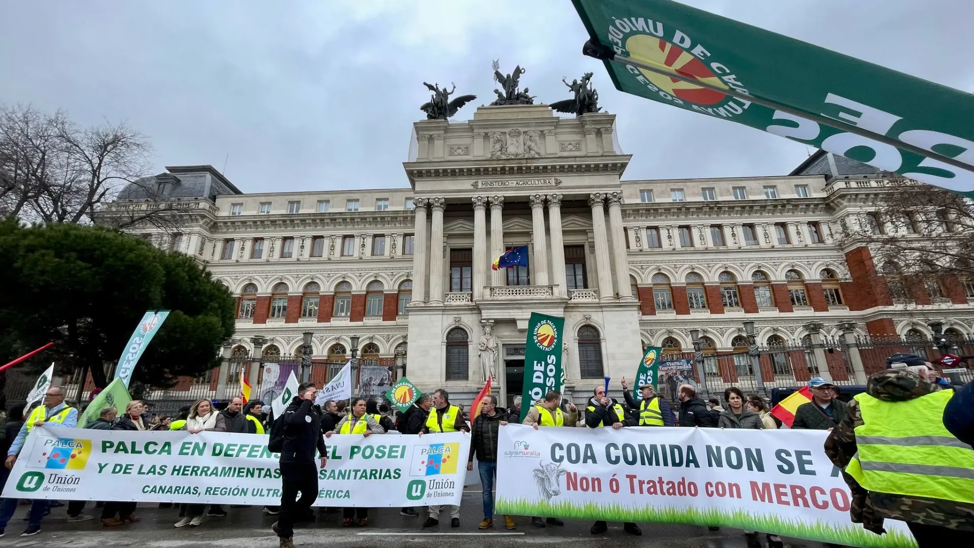 División en el campo ante el primer día de aplicación: «Pone en duda la viabilidad de la agricultura y ganadería europeas»