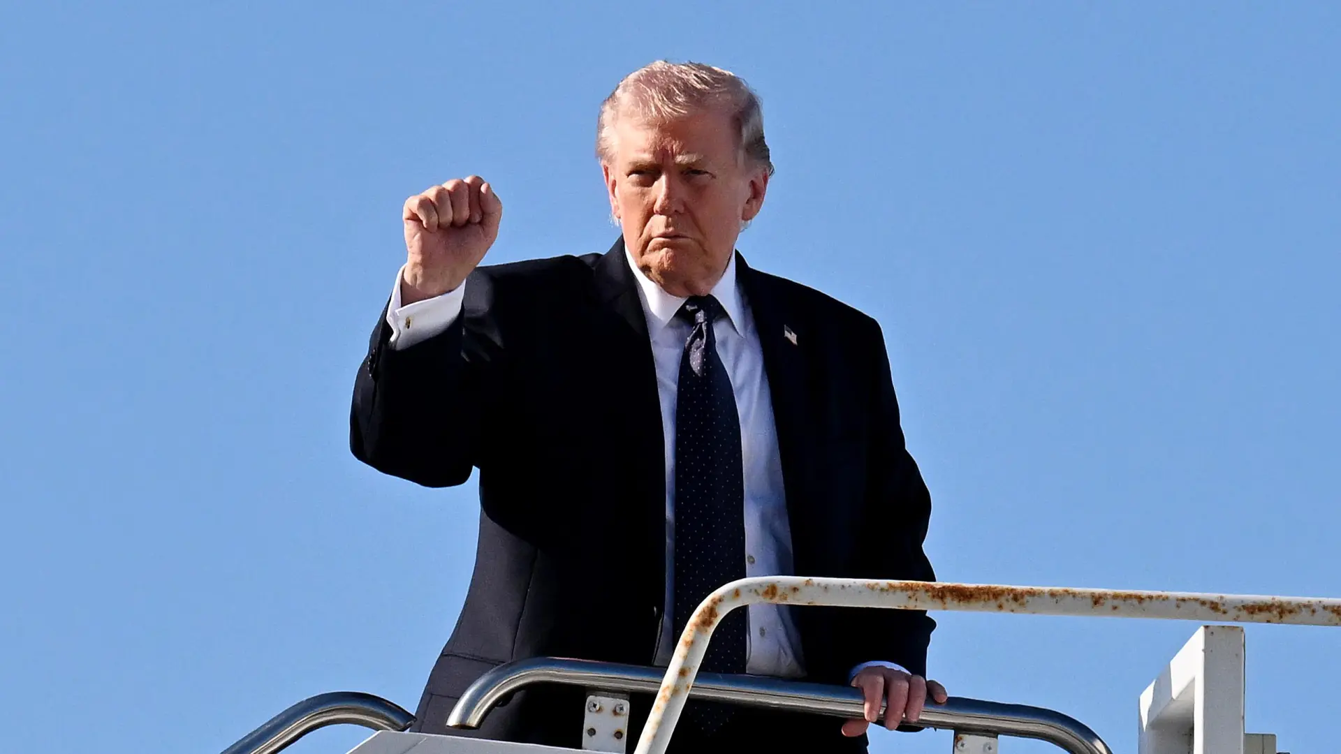 El avión de Trump reposta en Alaska rumbo a China y el director de Nvidia se suma al viaje a última hora