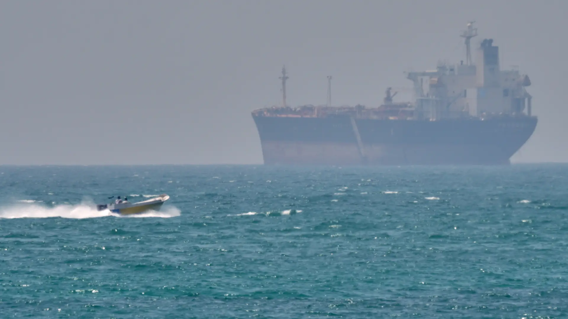 Un superpetrolero iraní cargado con casi 2 millones de barriles logra evadir el bloqueo de EEUU en el estrecho de Ormuz