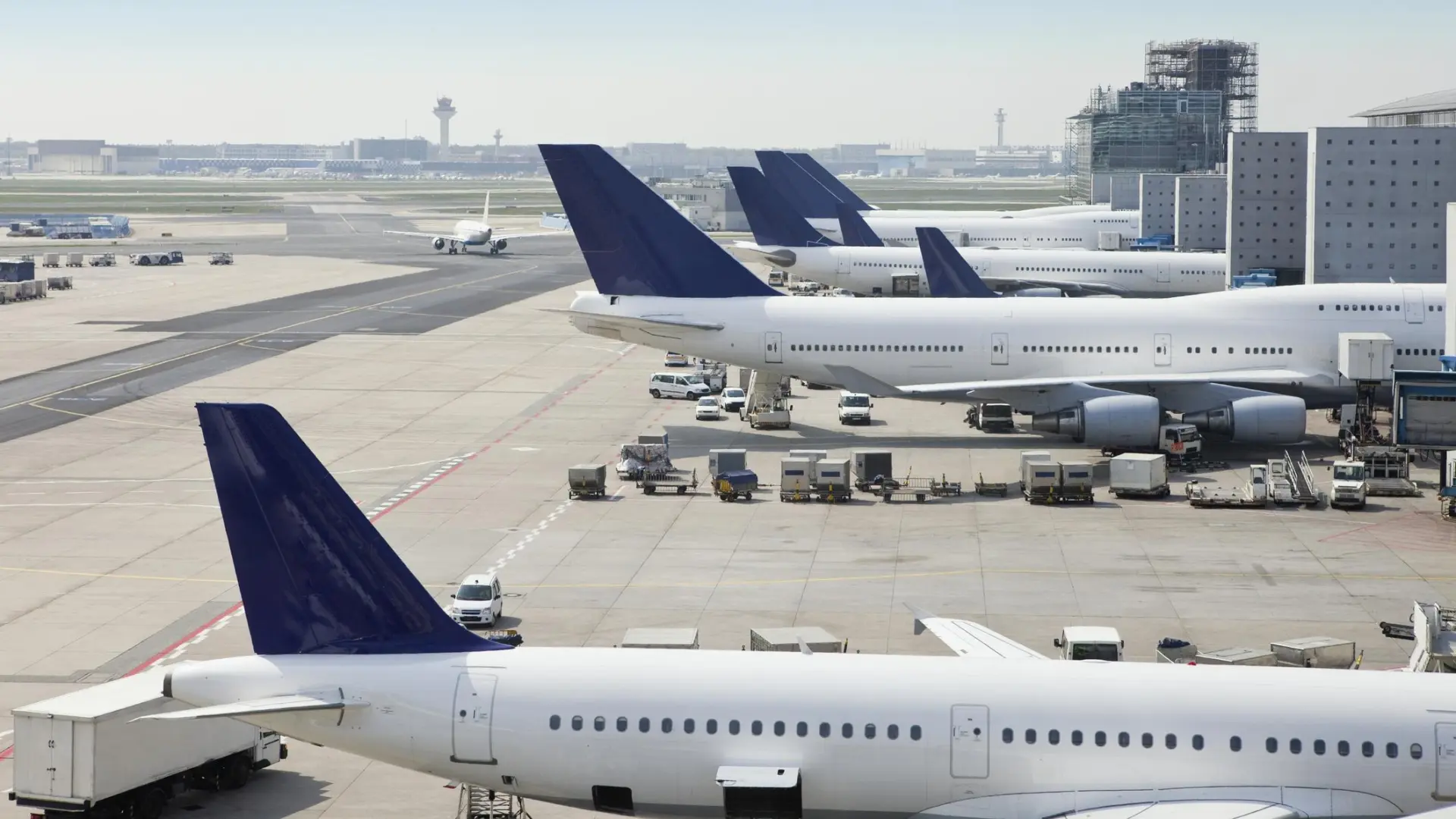 Bruselas advierte a las aerolíneas de que no podrán subir el precio de los billetes ya comprados por la crisis de queroseno