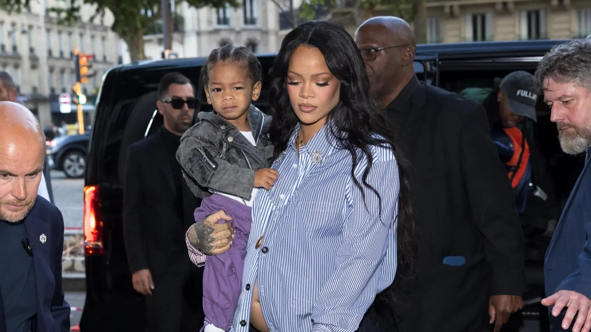 Rihanna detalla los momentos de angustia que vivió durante el tiroteo a su casa: «¡Nos están disparando!»