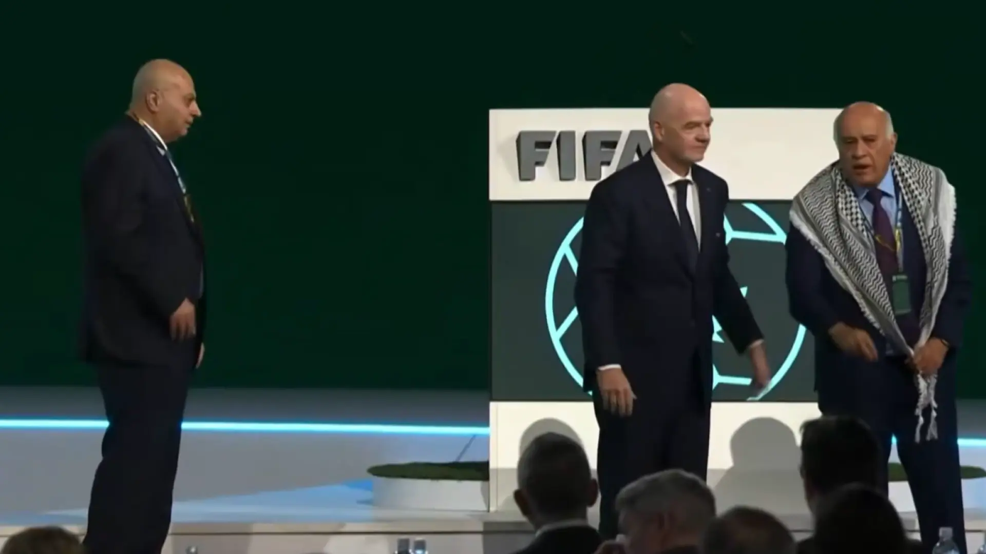 El tenso momento en el que Gianni Infantino intenta que los representantes de Israel y Palestina se den la mano: el palestino se niega