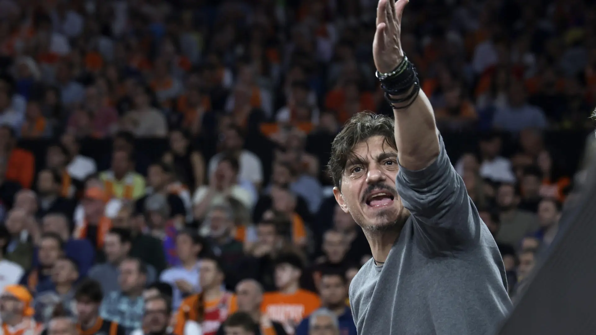 La Euroliga abre expediente al presidente del Panathinaikos: se abalanzó contra la mesa de anotadores y tuvo que intervenir la Policía