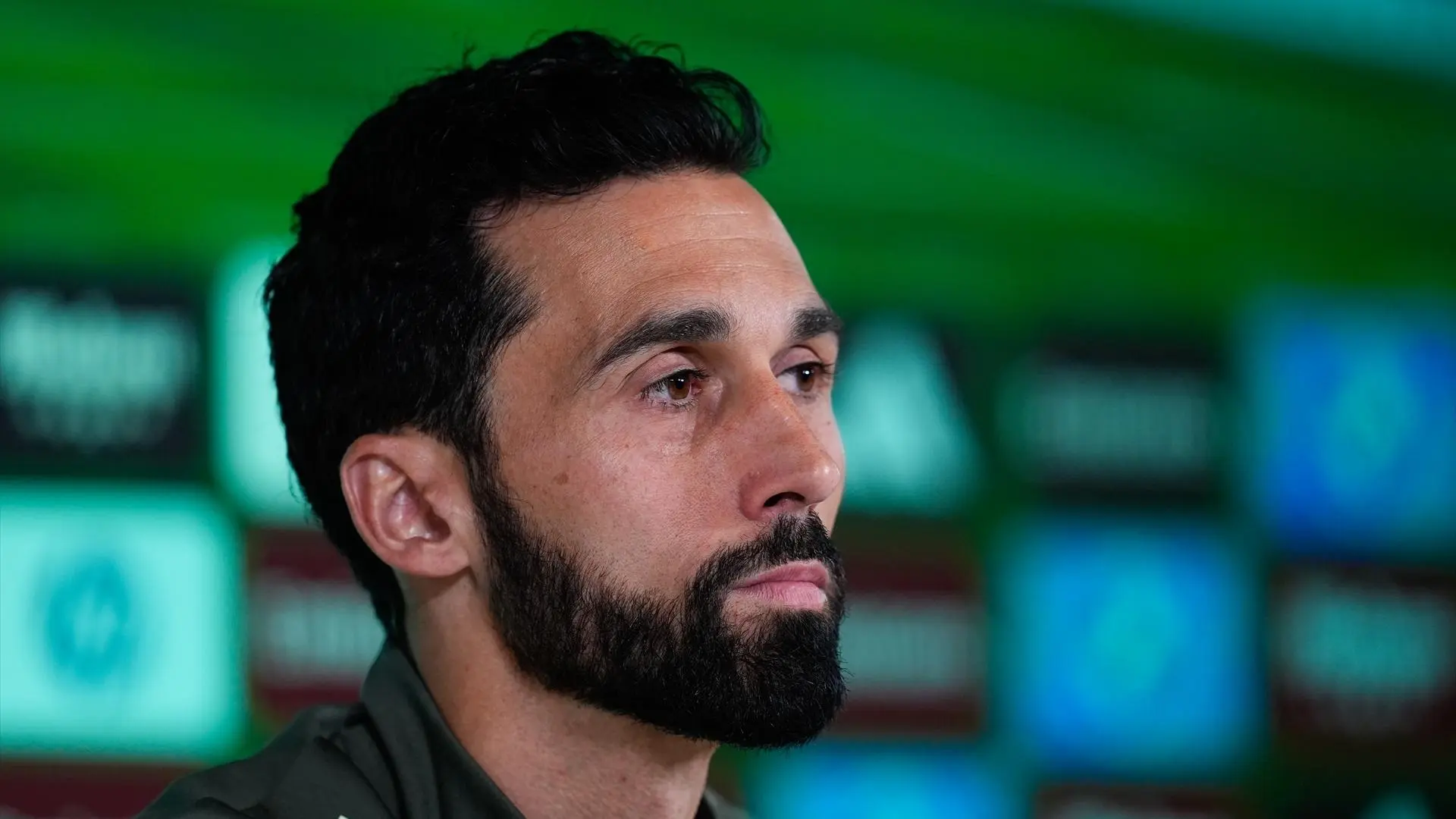 Álvaro Arbeloa evita comparar a Mbappé y Vinícius pero exige compromiso: «Me duele cuando los equipos corren más que nosotros»