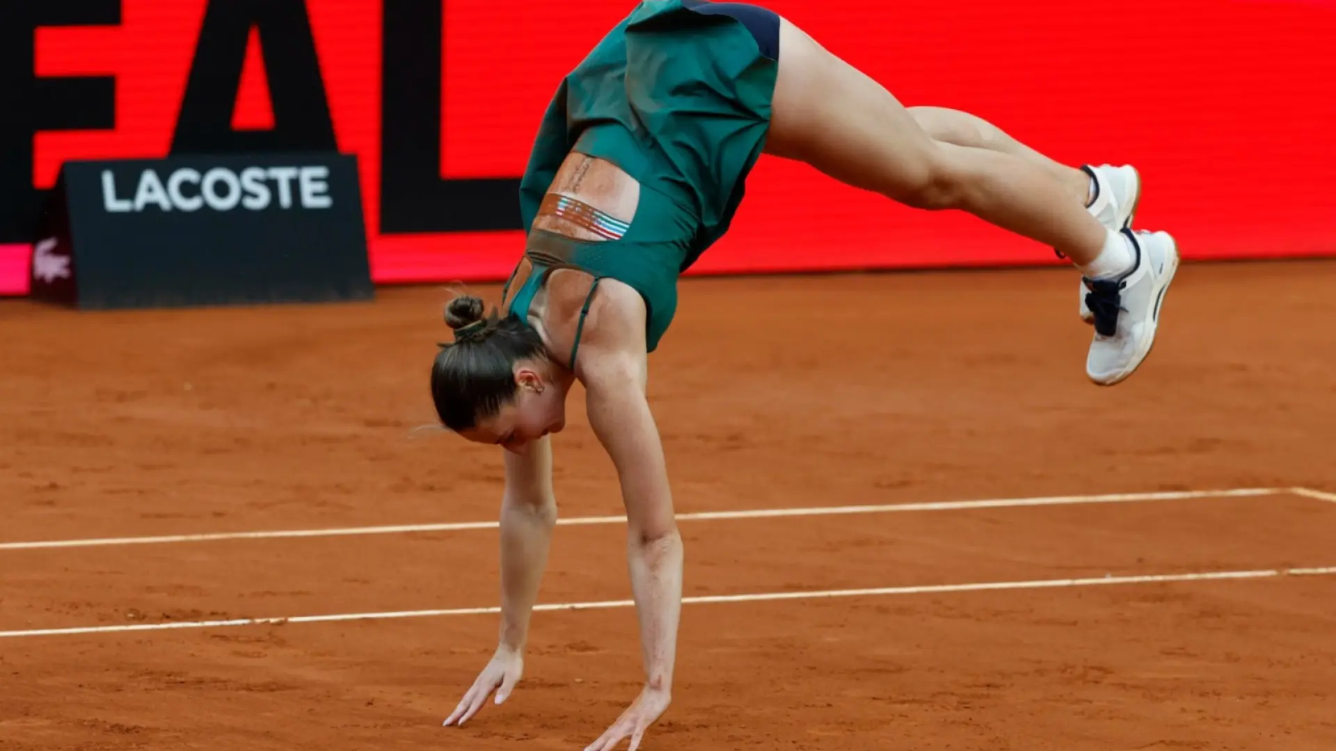 La ucraniana Kostyuk se corona en el Mutua Madrid Open y lo celebra a lo grande con una 'pirueta': no hubo saludo con Andreeva