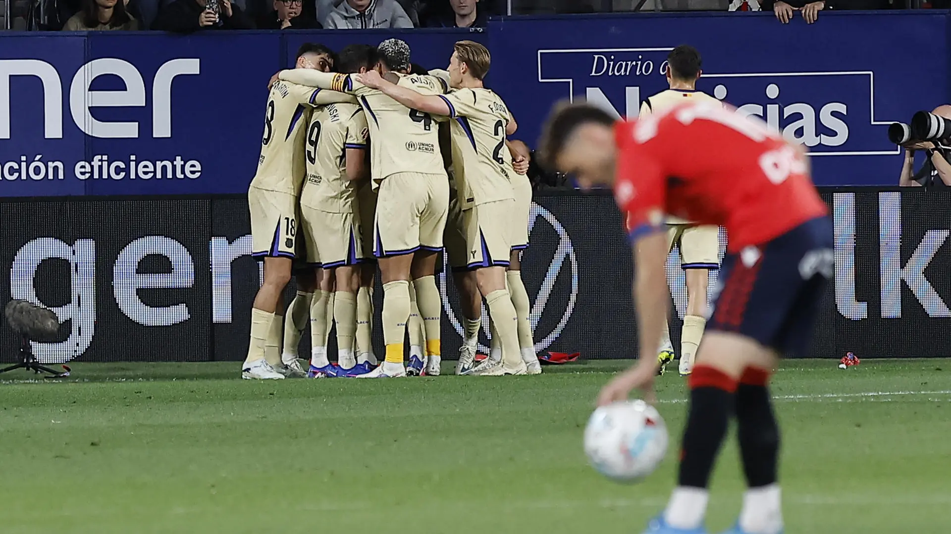 Lewandowski y Ferrán se visten de héroes para ganar a Osasuna y el Barça espera un pinchazo del Madrid para cantar el alirón