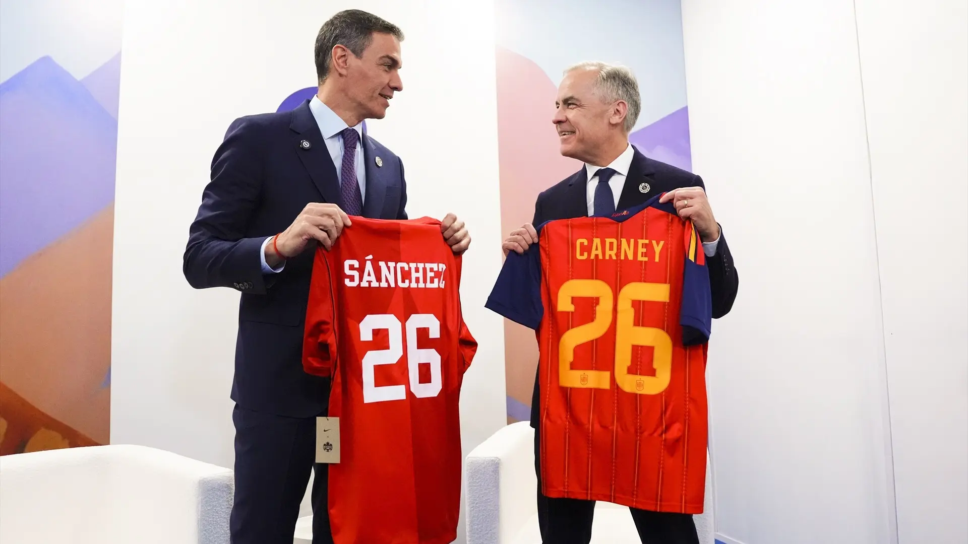 Pedro Sánchez intercambia la camiseta de la Roja con el primer ministro canadiense: «Ojalá nos veamos en la final del Mundial»