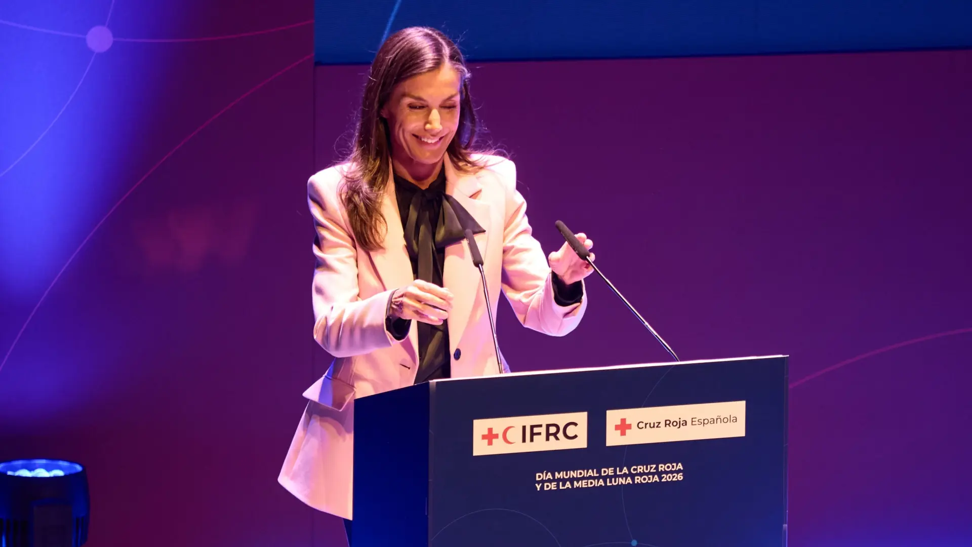 La reina premia con las Medallas de Oro de la Cruz Roja a «una legión de gente que hace el bien»: Irene Vallejo, el dr. Ancochea, RTVE…