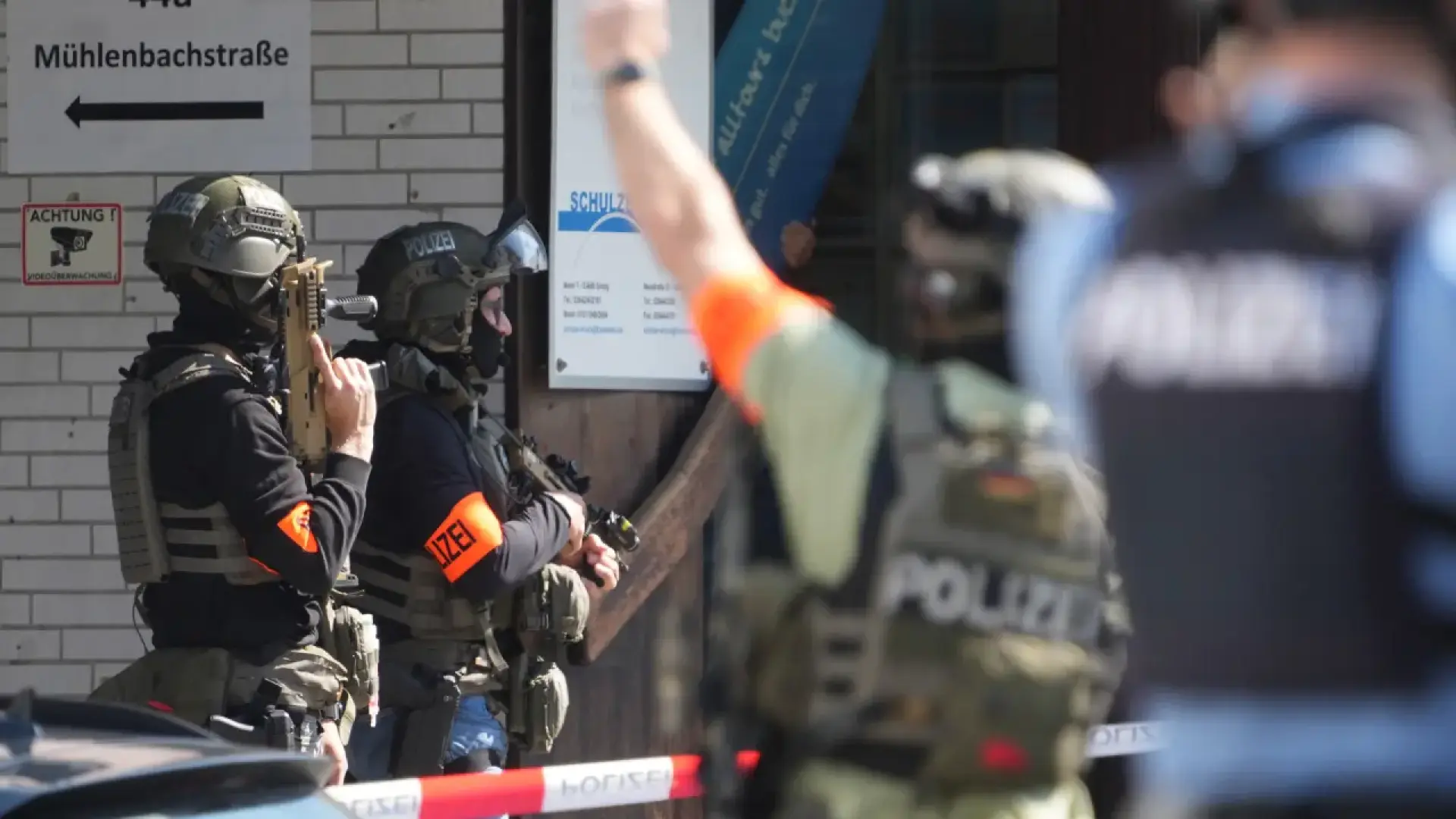 Atraco con rehenes en un banco de Alemania: los ladrones se fugan y la Policía libera a las personas retenidas