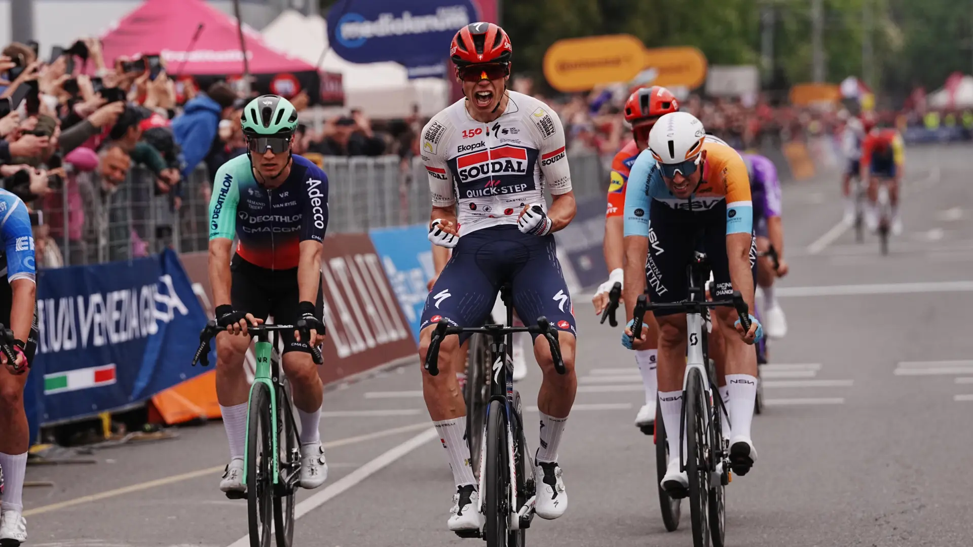 El francés Paul Magnier se corona en la primera etapa del Giro de Italia y estrena la 'maglia rosa'