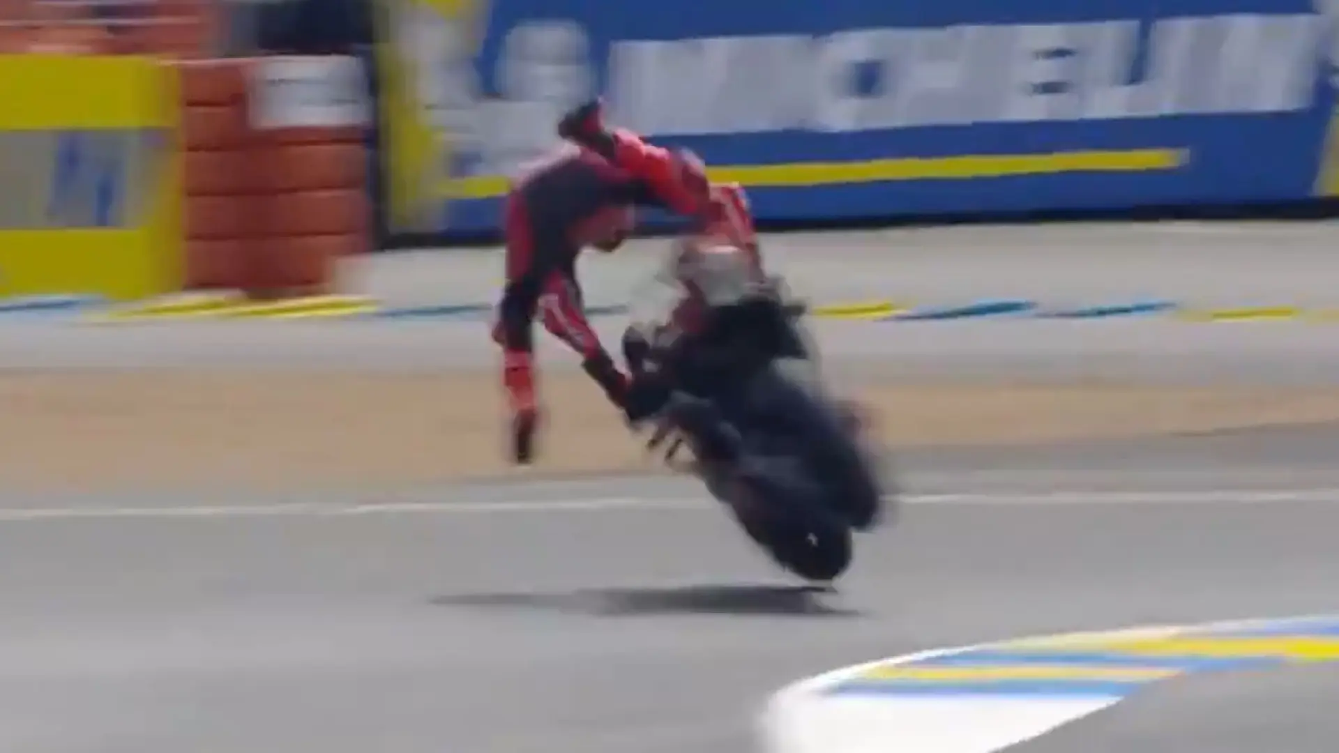 Terrible caída de Marc Márquez en Le Mans: termina en el hospital