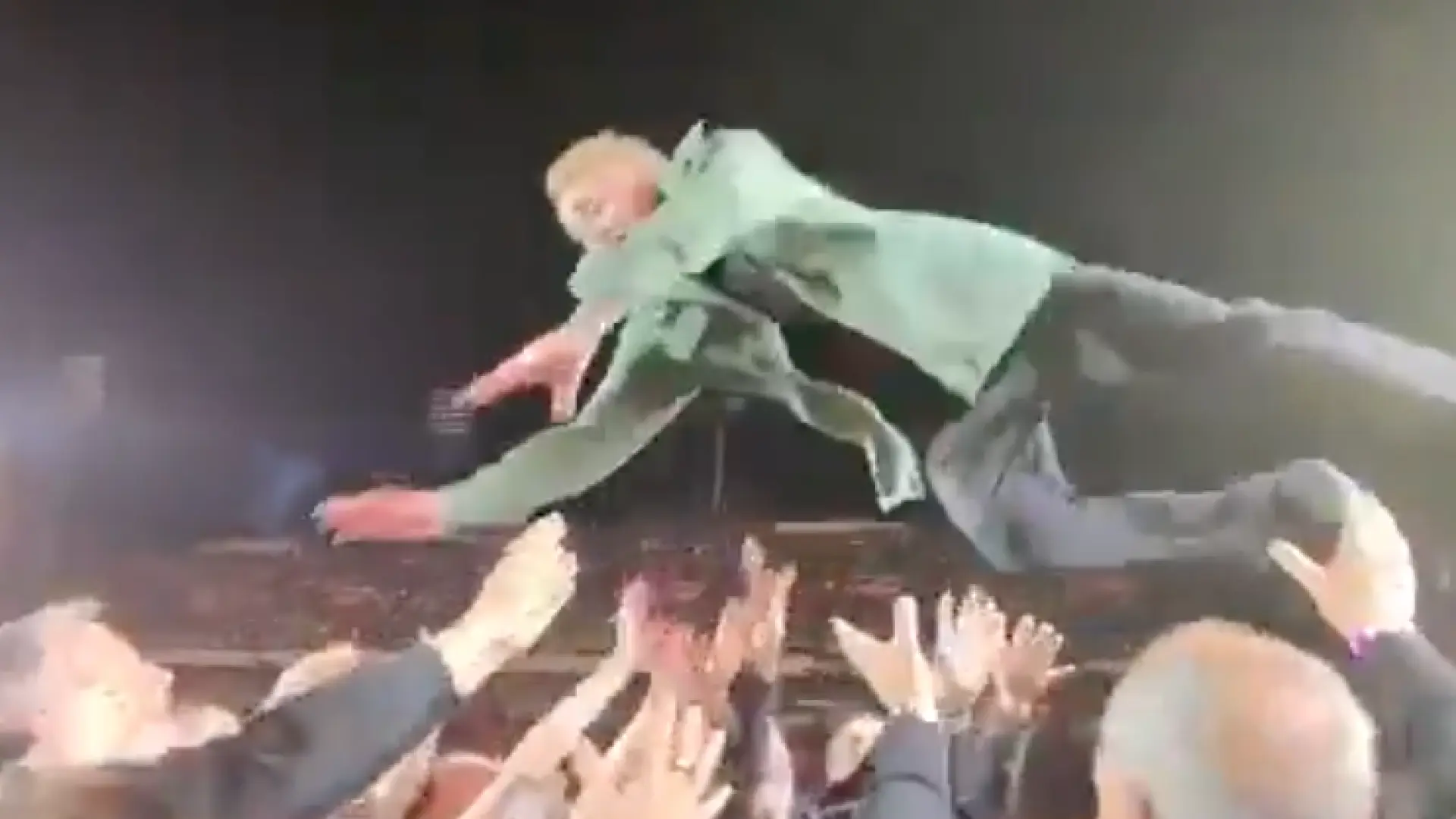 El susto de Manolo García al lanzarse desde el escenario en un concierto en Barcelona: el público no logra cogerle