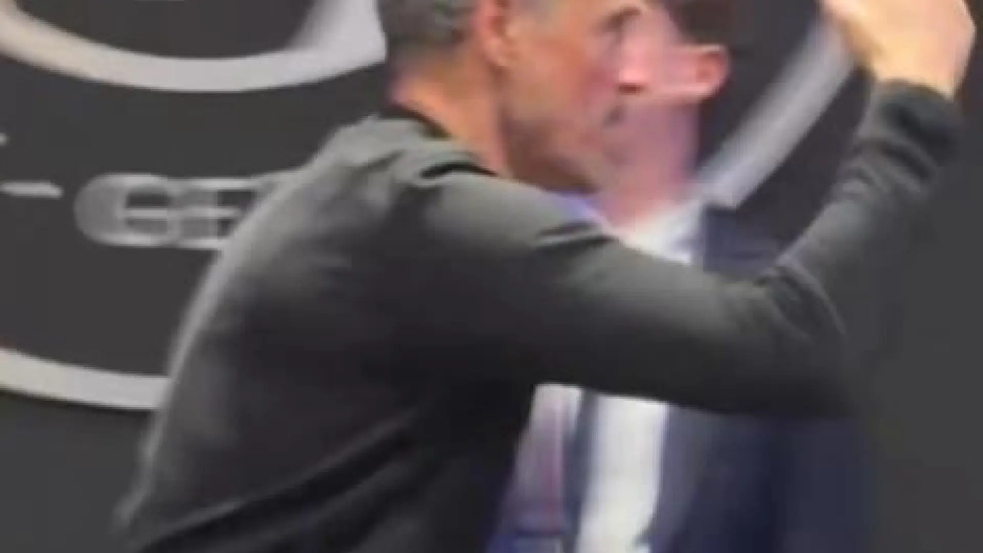 La reacción de Luis Enrique al ser informado del 2-0 en el Clásico contra el Real Madrid que hizo al Barcelona campeón de LaLiga