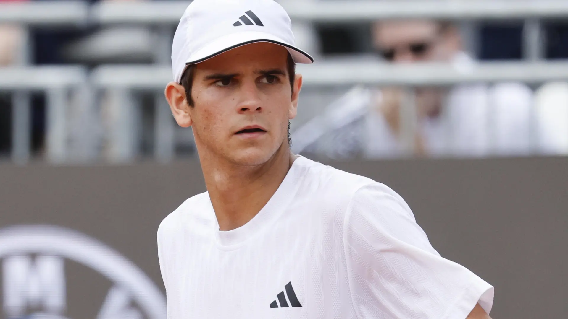 Rafa Jódar arrasa a Kovacevic en su debut en Roland Garros: tan solo cede cinco juegos