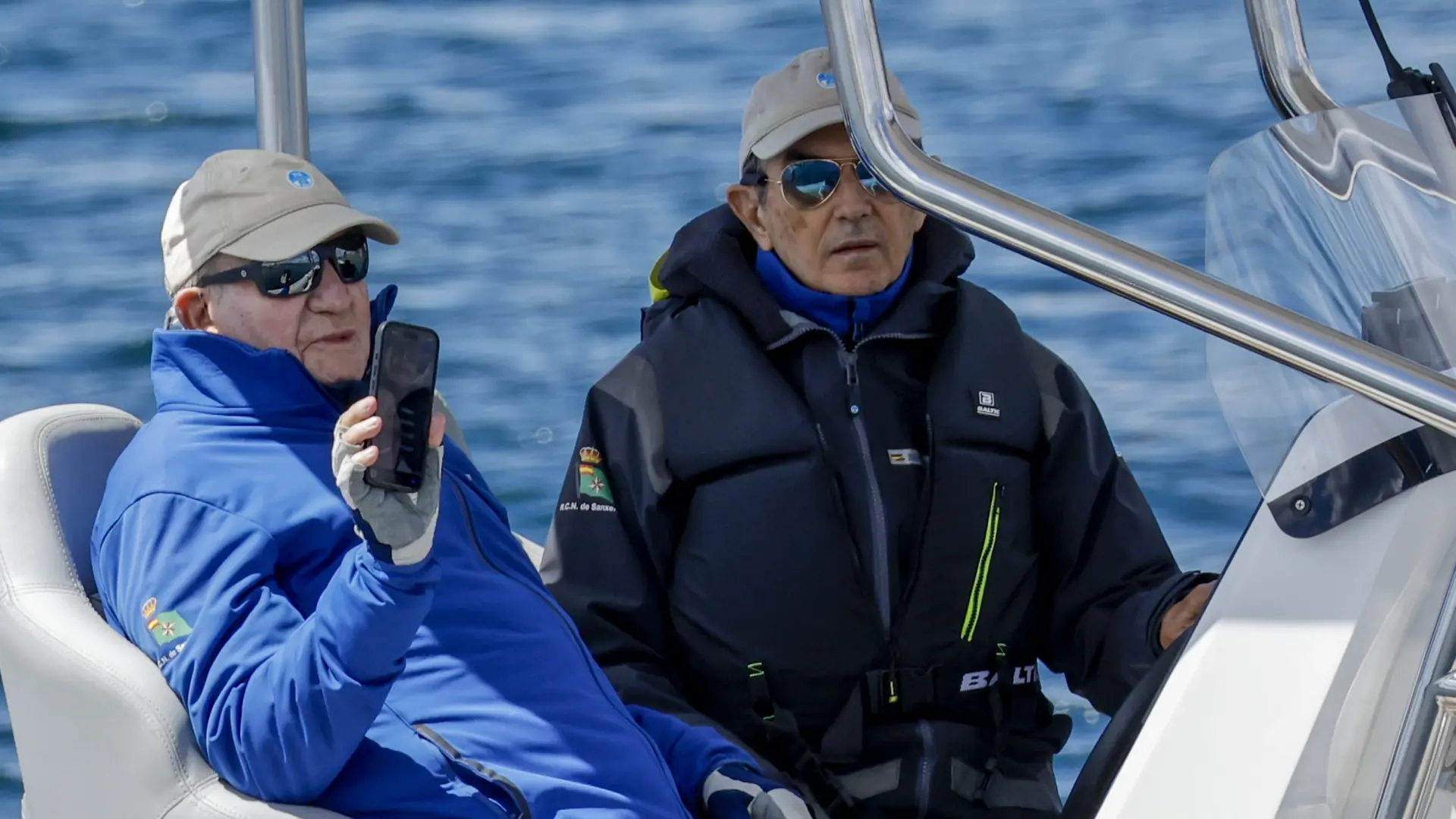 Las últimas fotos del rey Juan Carlos en las regatas de Sanxenxo, acompañado por su sobrina Simoneta Gómez-Acebo