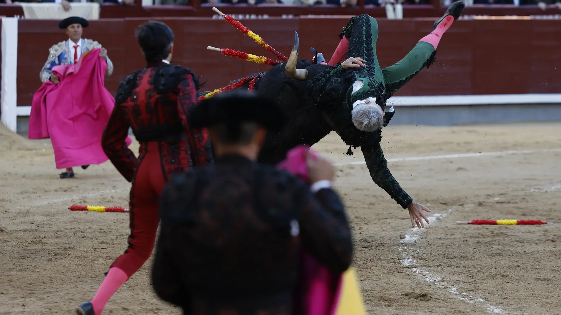 El banderillero Curro Javier, trasladado a la enfermería tras una violenta cogida en la plaza de Las Ventas