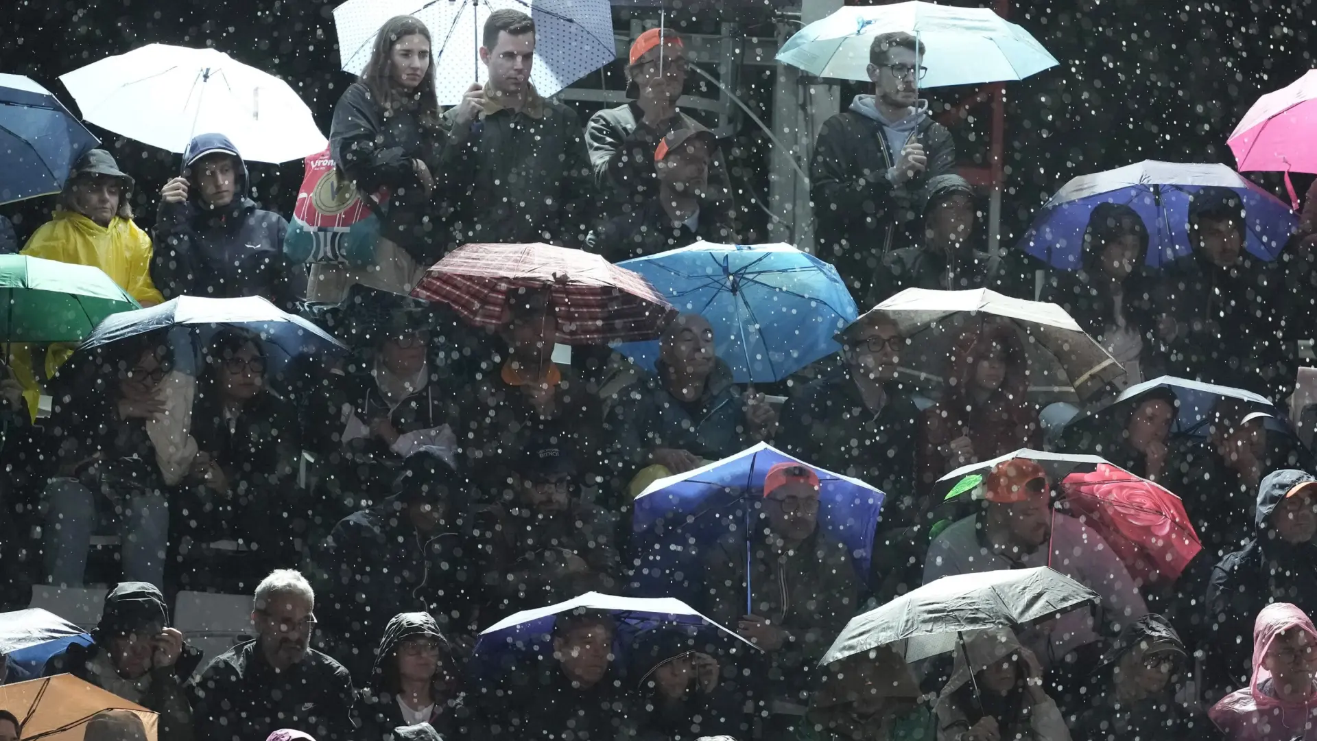 Interrumpida la semifinal entre Sinner y Medvedev por lluvia