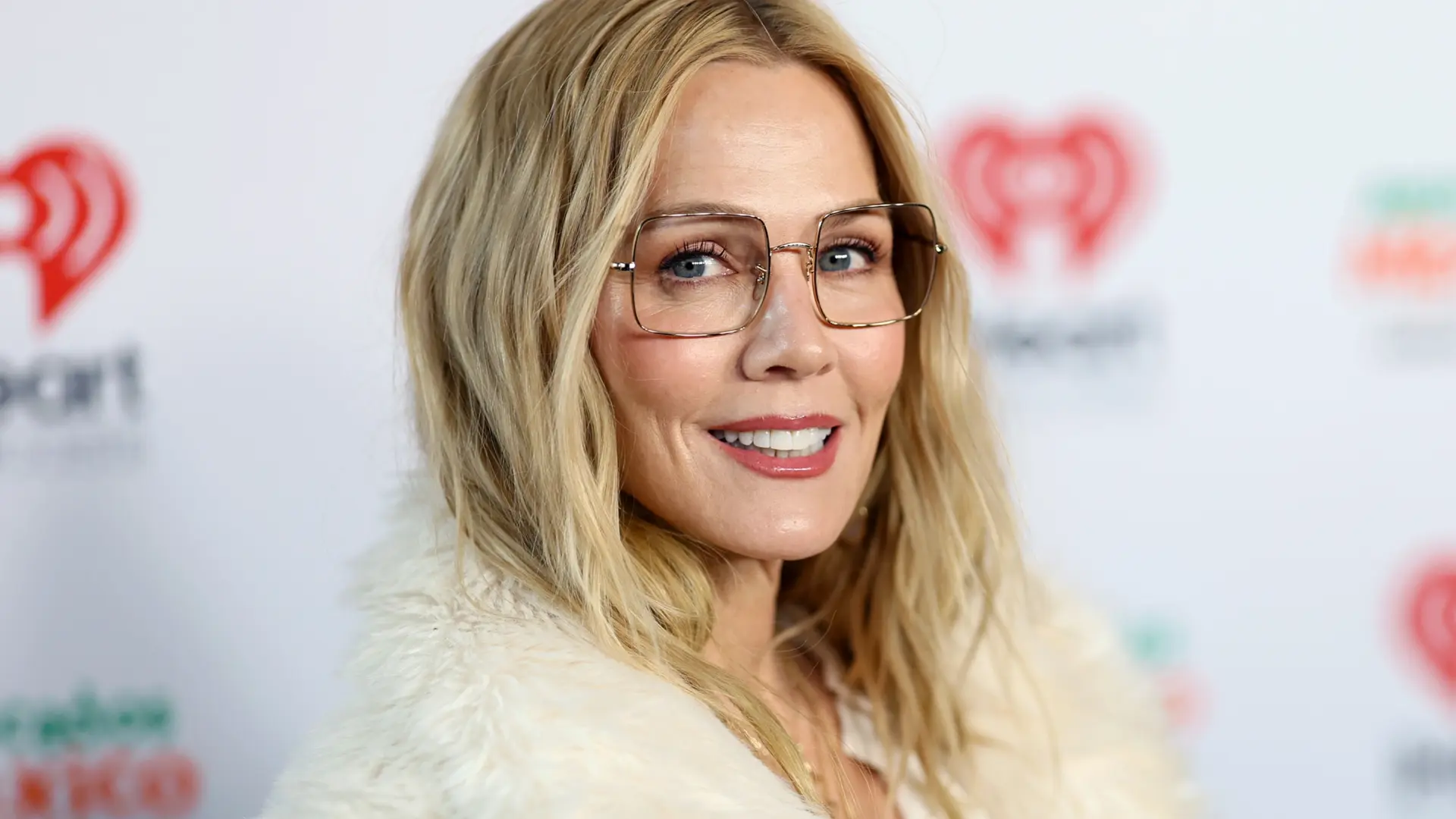 Jennie Garth revela que Luke Perry fue su «primer amor» y su lucha contra las adicciones: «Mi luz se apagaba»
