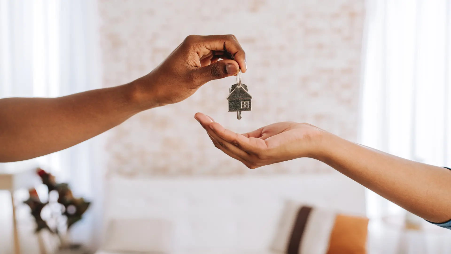 Las rebajas fiscales disparan las donaciones en plena crisis de vivienda: siete comunidades han 'vaciado' el impuesto desde 2016