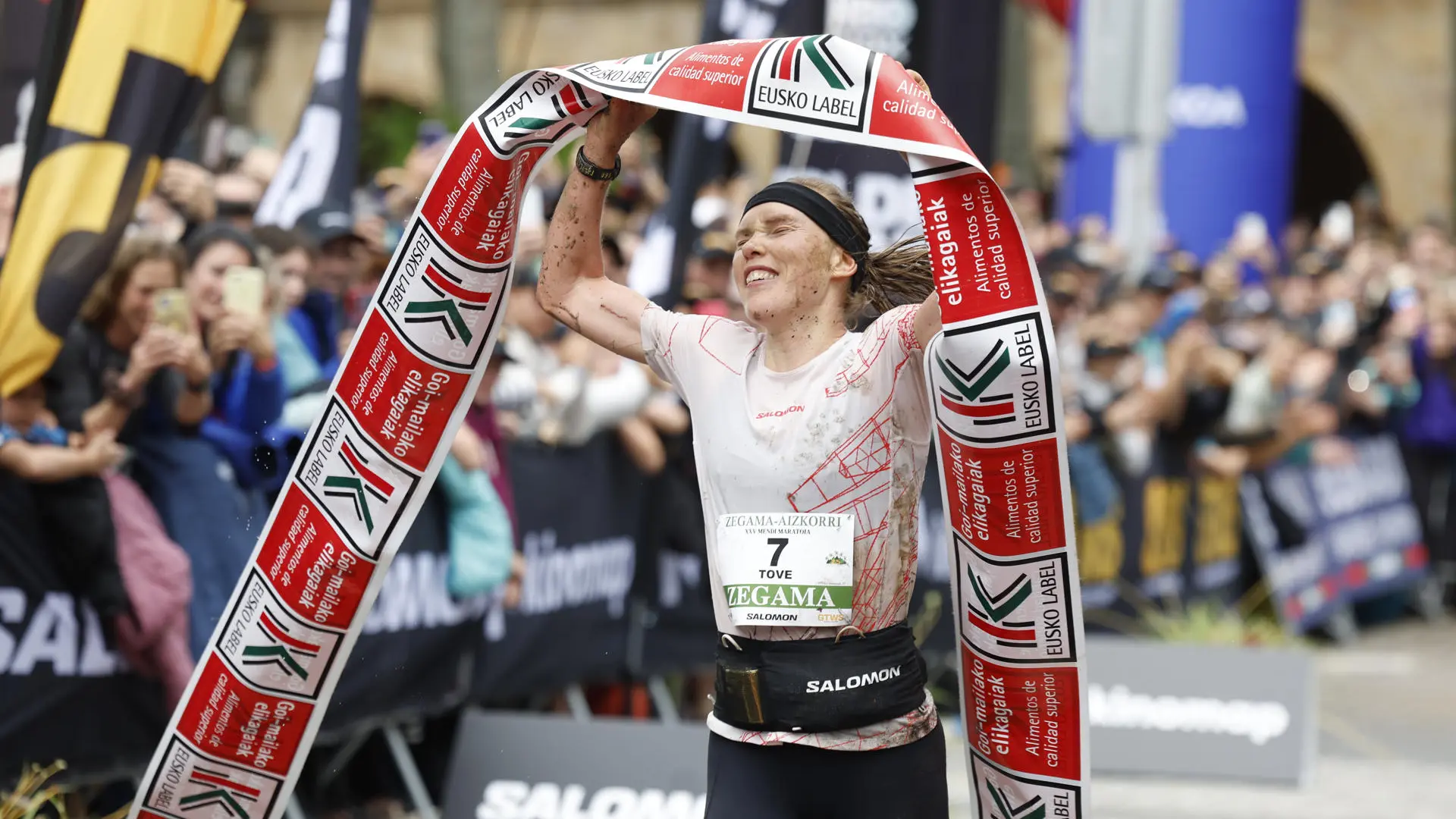 El gesto de un corredor con la campeona de Zegama abre un debate en el trail: «Muchos chicos deberían respetar como ha hecho él»