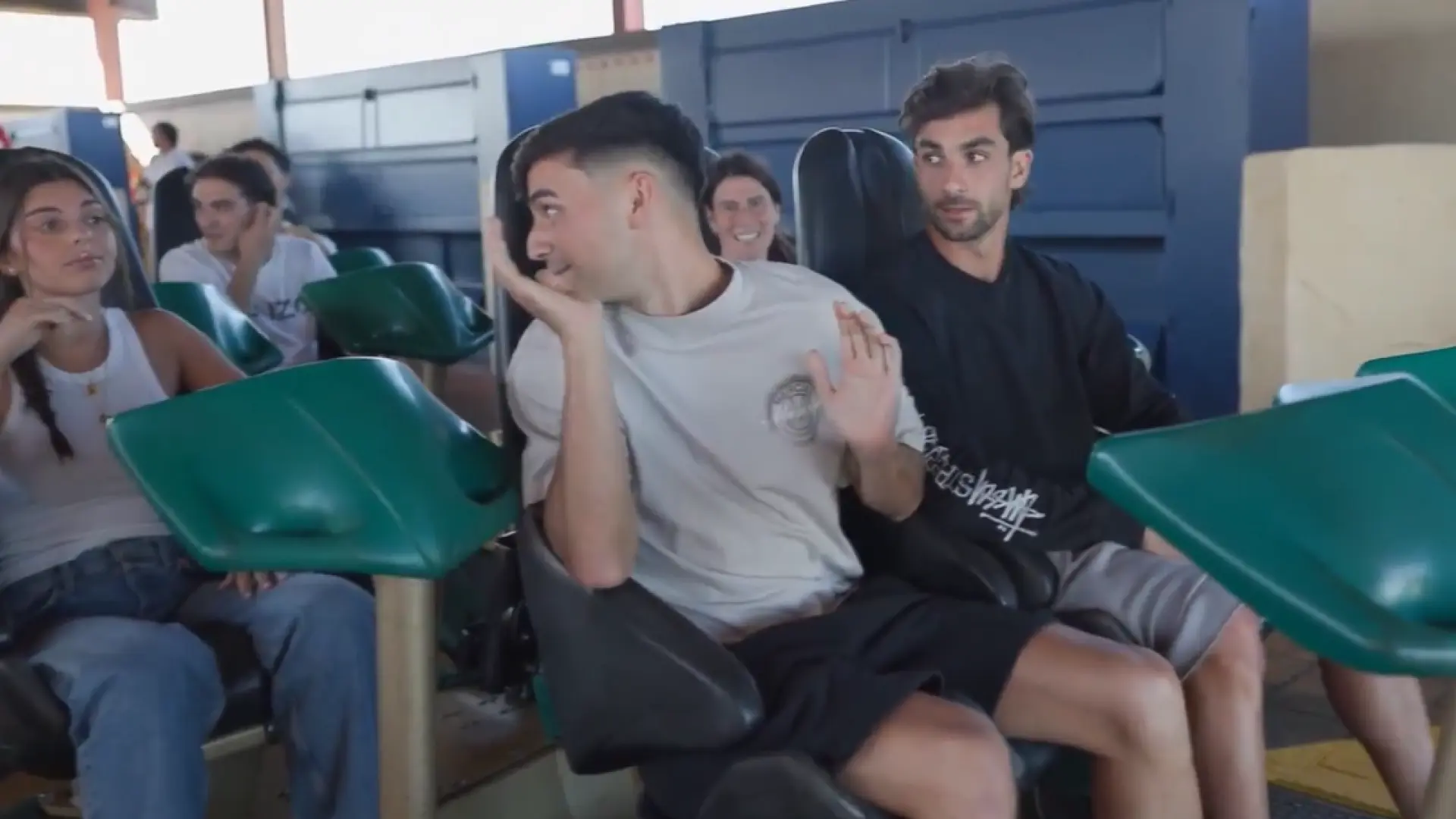 La 'miradita' de la novia de Pedri en PortAventura que se ha hecho viral en redes: «Ni siendo millonario te libras»