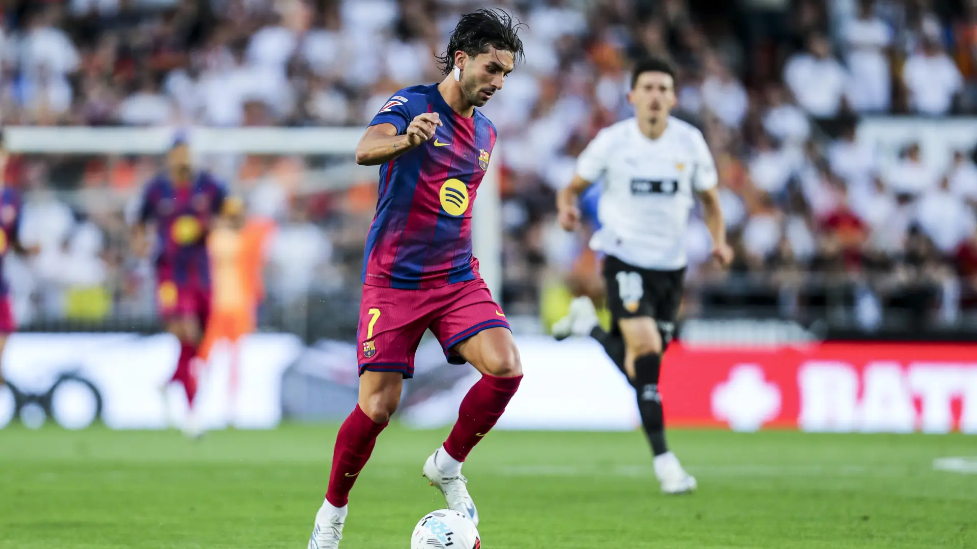El Valencia vence al Barcelona con remontada incluida en el adiós de Lewandowski