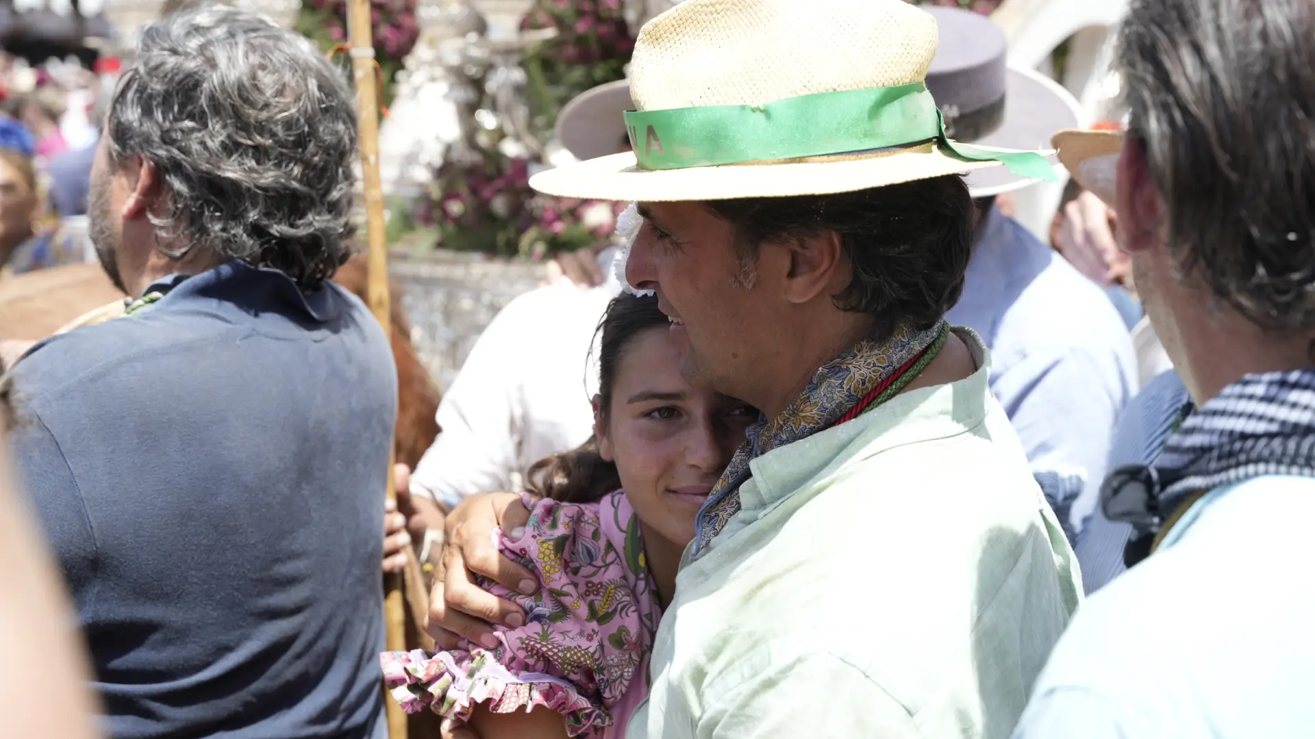 El emotivo abrazo de Fran Rivera y su hija Tana durante su llega a El Rocío