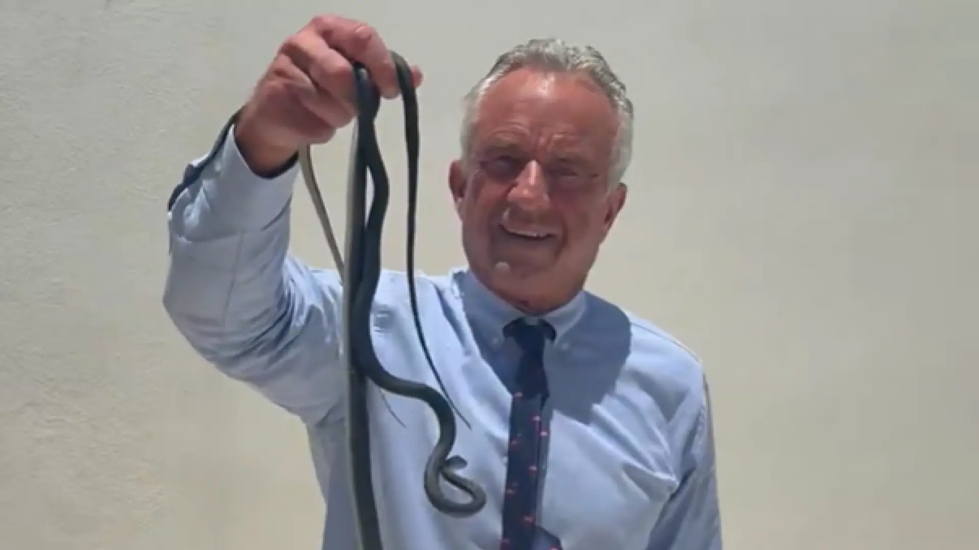 El secretario de Salud de EEUU se vuelve viral al capturar dos serpientes con las manos: uno de los reptiles le ha mordido