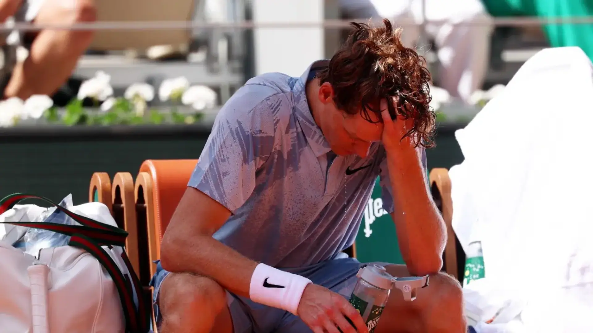 Jannik Sinner dice adiós a Roland Garros tras caer ante Cerúndolo en un agónico partido entre náuseas, arcadas y calambres