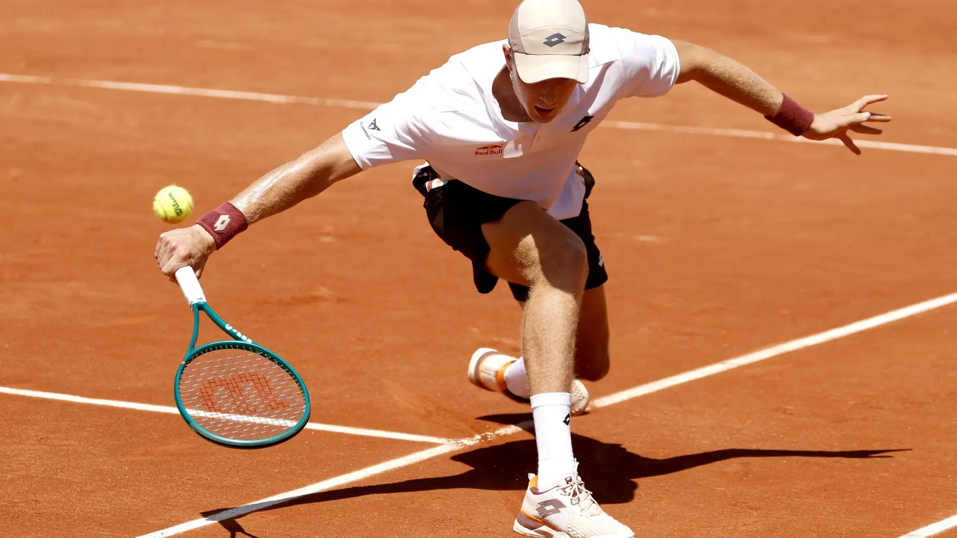 Gesta de Landaluce: remonta dos sets y acaba arrollando a Kopriva para meterse en tercera ronda de Roland Garros