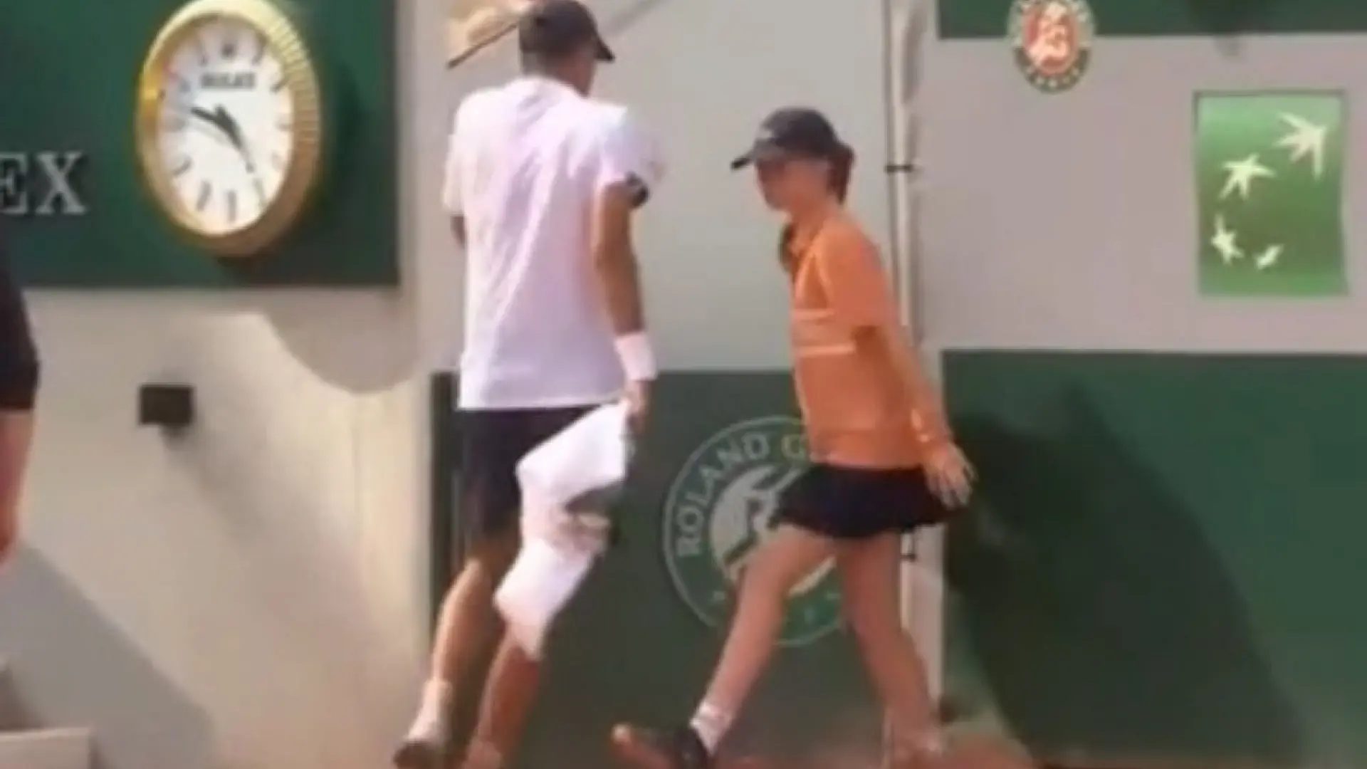Rafa Jódar niega rotundamente que empujara a una recogepelotas en Roland Garros: «No la he tocado, se tropezó con la lona»