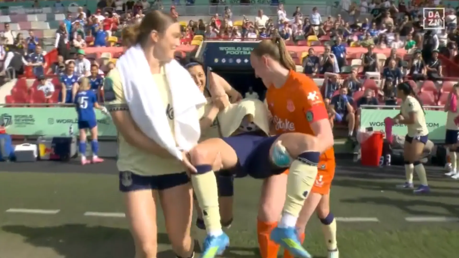 Desde simular un parto hasta bailar 'La Macarena' o jugar a los bolos: las imágenes más surrealistas de la World Sevens Football